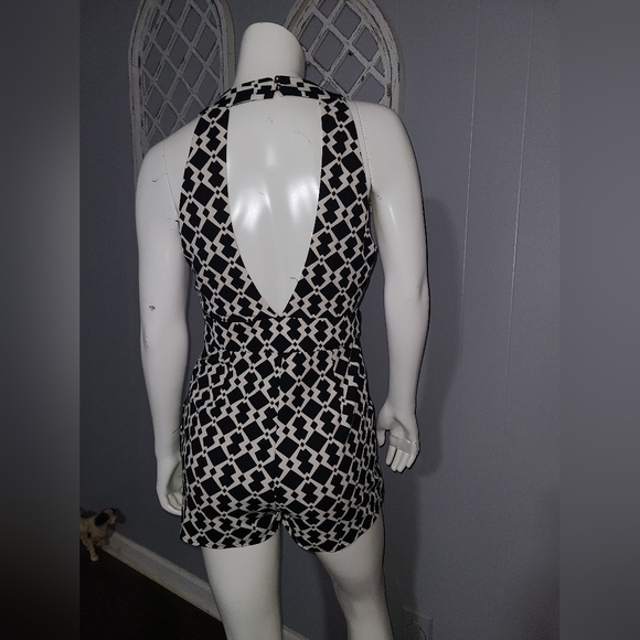 Xtaren Geometric Print Deep Vee Romper Women's Size Medium - Picture 6 of 10